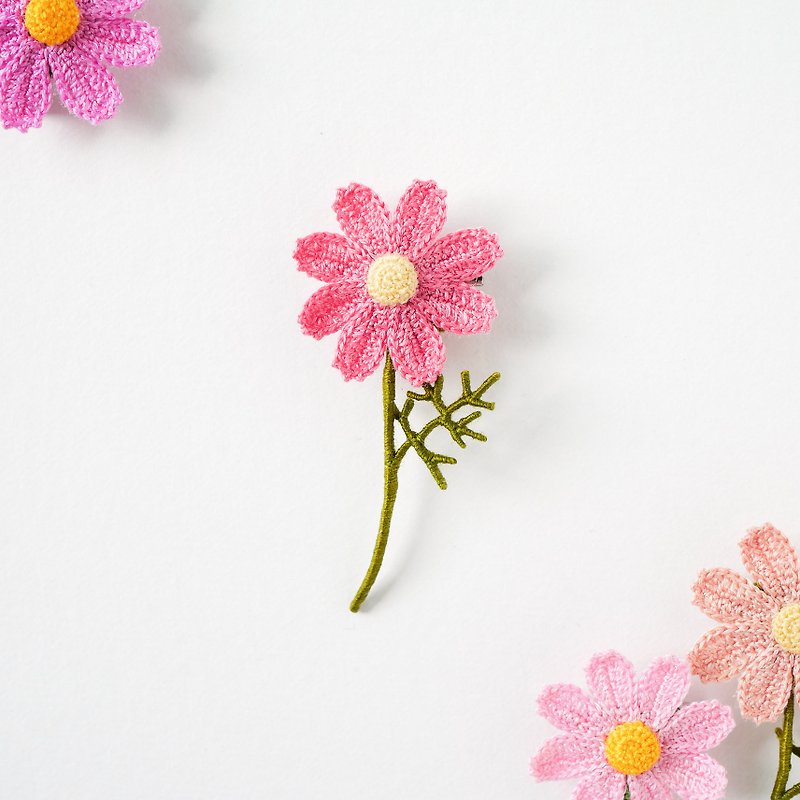 Orchid pink cosmos brooch handmade/lace knitting/crochet/hand knitting/embroidery thread/autumn flower lover/autumn - Brooches - Thread Pink