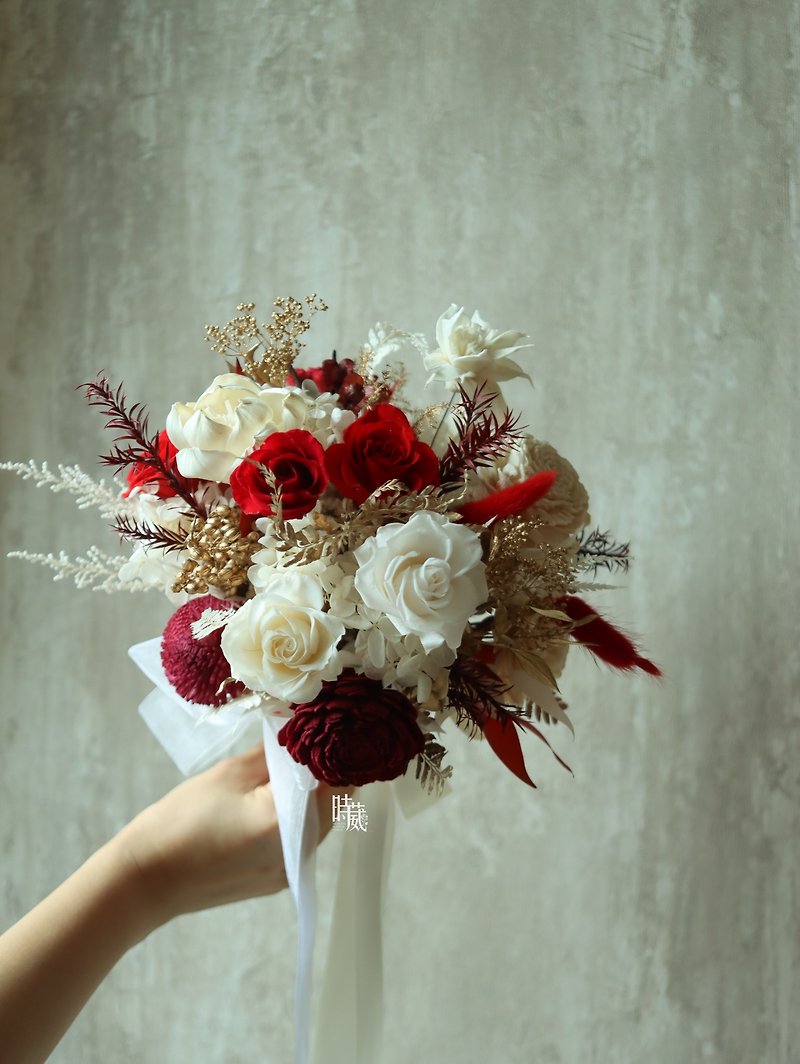 Elegant red and white gold luxurious and durable flower bouquet - ช่อดอกไม้แห้ง - พืช/ดอกไม้ สีแดง