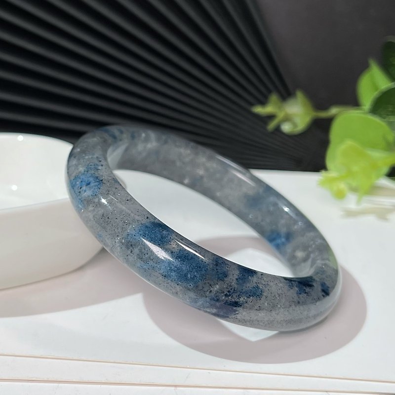 Ultra-rare coquettish blue strawberry crystal bracelet 56MM ice transparent starlight blue crystal bracelet to enhance the temperament and show the complexion - Bracelets - Crystal Blue