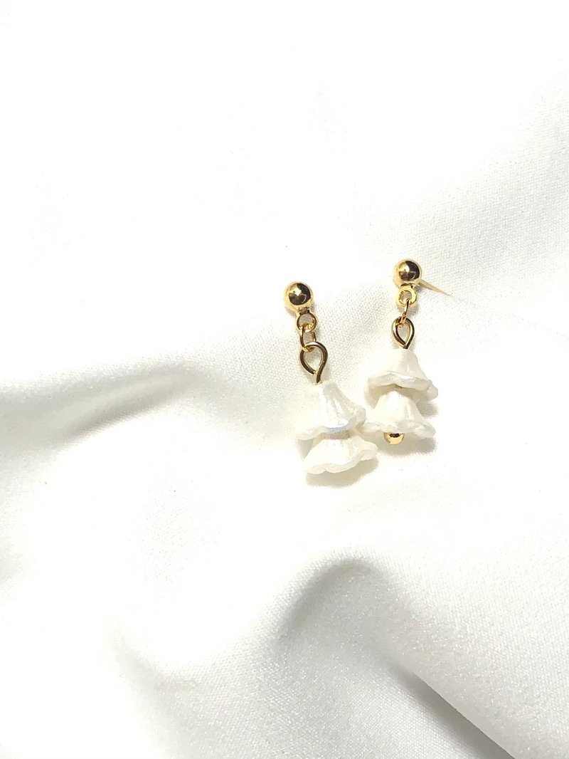 Small and simple icing flower dangle earrings - Earrings & Clip-ons - Other Metals White