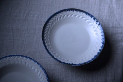 春朗陶器-小麦彫刻高台10.5cm - ショップ chunlang-tao 皿