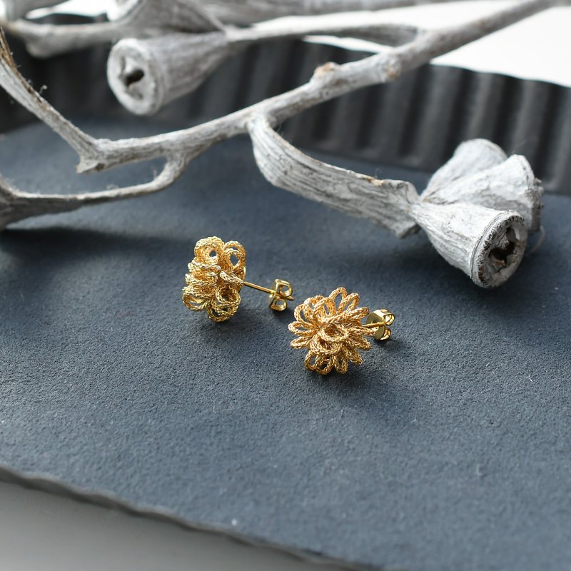 Small flower earrings /Gold - ต่างหู - วัสดุอื่นๆ สีทอง