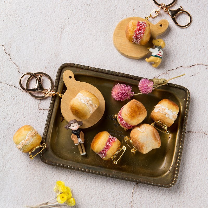 Realistic wool felt strawberry coconut bread (pin/key ring) - ที่ห้อยกุญแจ - ขนแกะ สีทอง