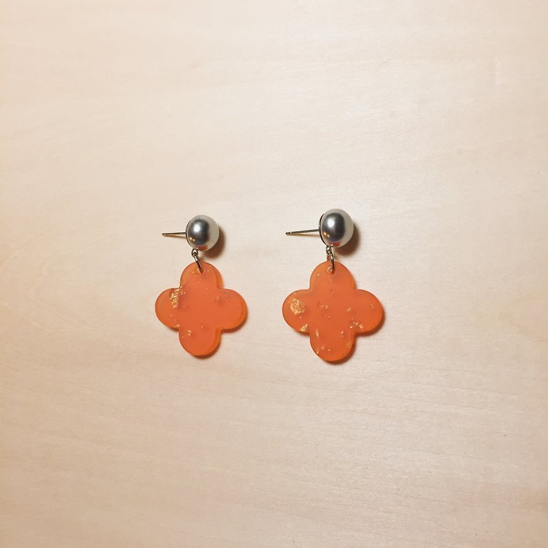 Vintage Orange Clover Pearl Earrings - ต่างหู - เรซิน สีส้ม
