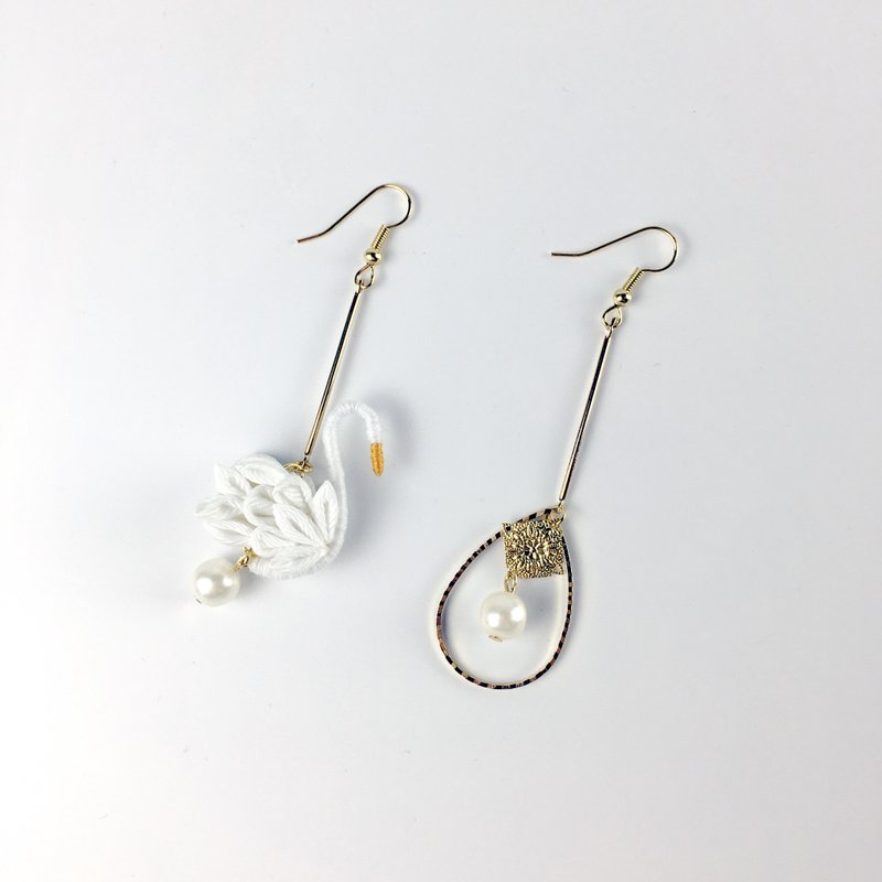 Kaika Ato / Pearl White Swan / つまみ Handmade Earrings - ต่างหู - วัสดุอื่นๆ 