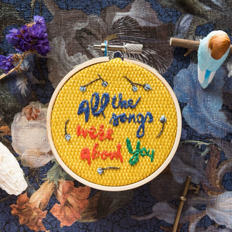 手作 英文字刺繡框－可提供匙扣作吊飾 - 吊飾/掛飾 - 棉．麻 黃色