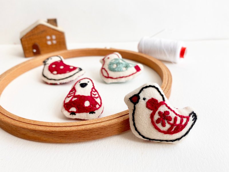 Embroidery birdie brooch - 2-colour series - Badges & Pins - Cotton & Hemp Red