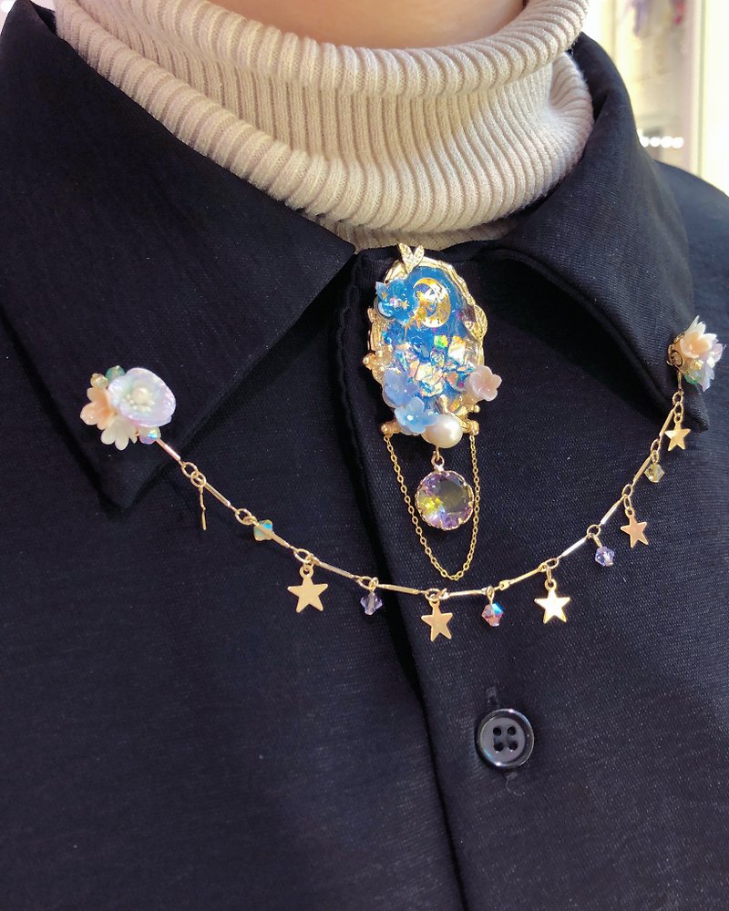 Poppy Garden Collar Clips (With Detachable Chain) - เข็มกลัด - ดินเหนียว สีน้ำเงิน