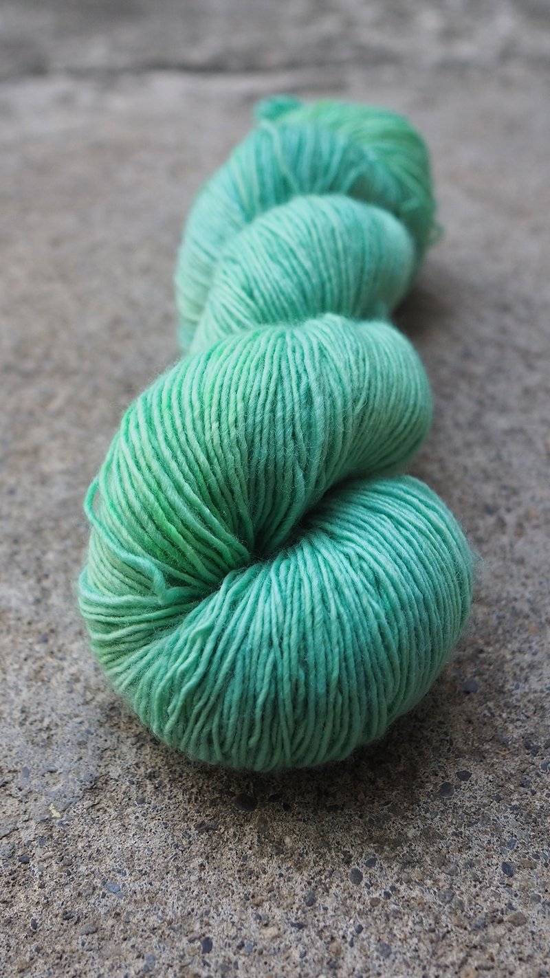 Hand dyed thread. Aurora Dreamland (Single Strand/Sock Thread/Merino) - เย็บปัก/ถักทอ/ใยขนแกะ - ขนแกะ สีเขียว