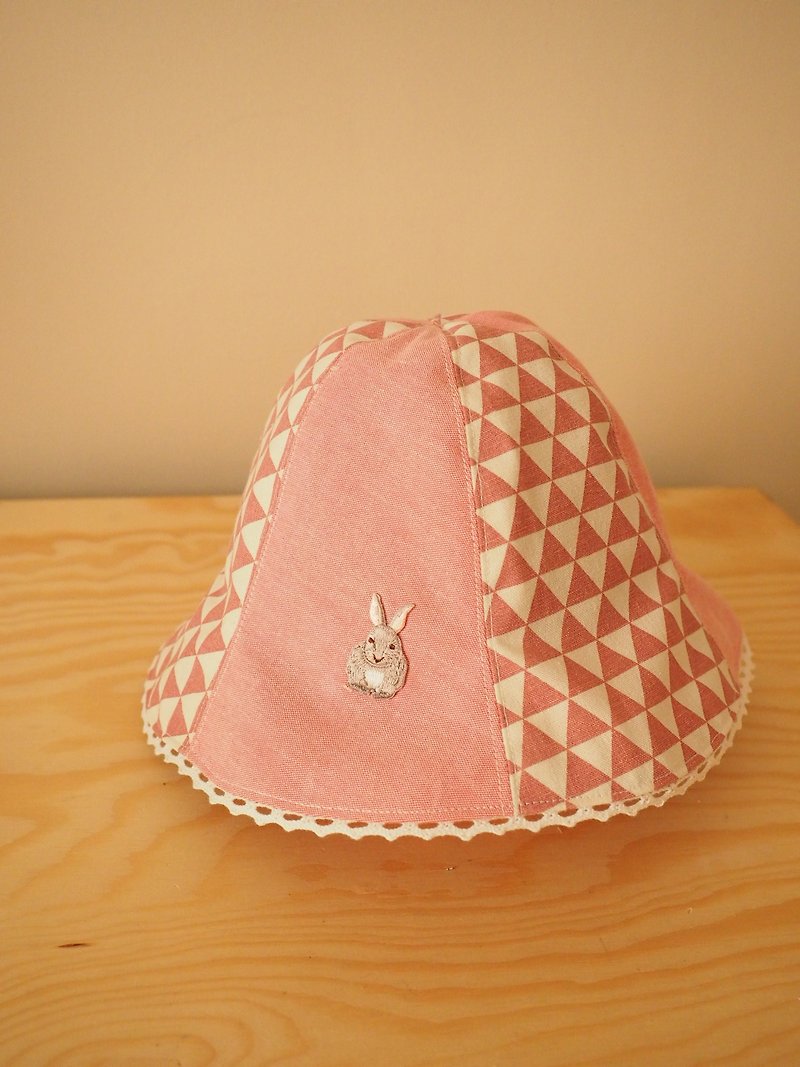 Handmade reversible sun protection hat rabbit embroidery - หมวก - ผ้าฝ้าย/ผ้าลินิน สึชมพู