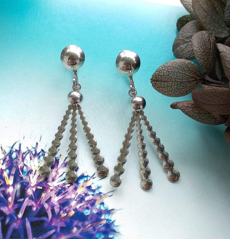 Vintage Jewelry 西洋古董飾品 DELMA 銀色調 摩登垂墜 栓式耳環 - 耳環/耳夾/耳骨夾 - 其他金屬 金色