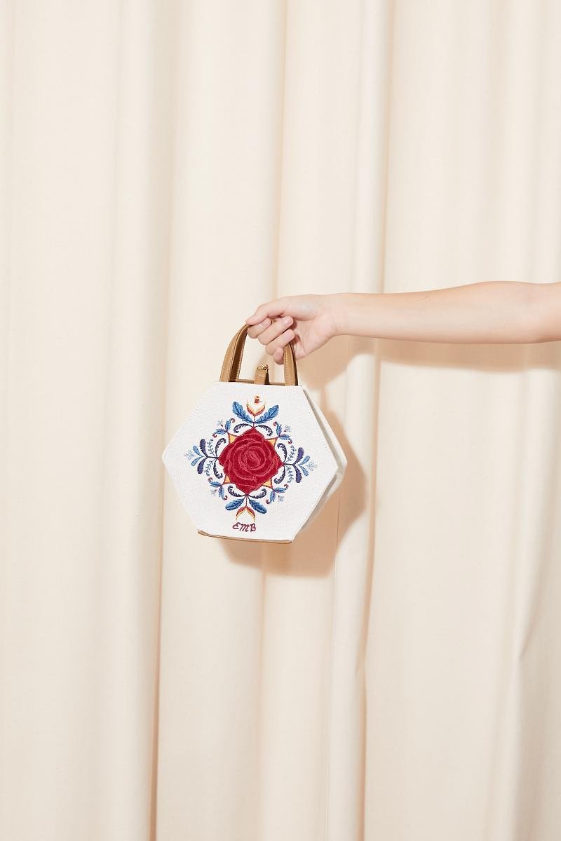 包包 EMBROIDERER BANGKOK-hexa bag (cream) - กระเป๋าถือ - วัสดุอื่นๆ ขาว