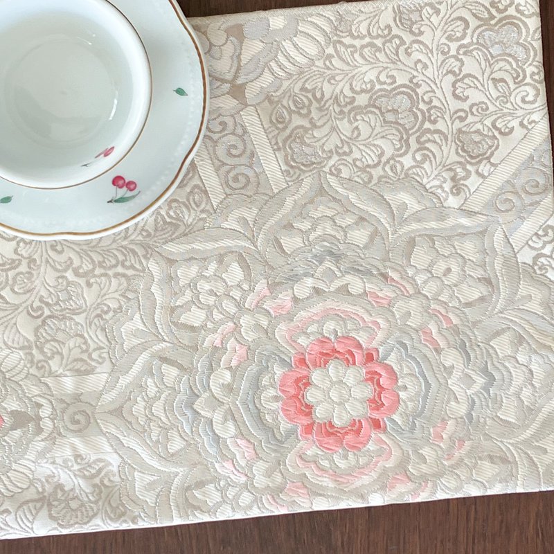 Gorgeous kimono obi doily vase mat - ผ้ารองโต๊ะ/ของตกแต่ง - ผ้าไหม ขาว