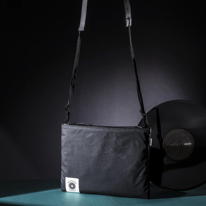 Water-repellent side backpack | Record style - กระเป๋าแมสเซนเจอร์ - วัสดุอื่นๆ สีดำ