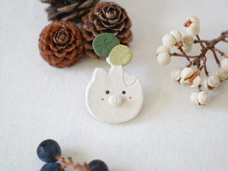 Yuanyeshan Tortoise Series·Shy White Pig Pottery Pin Brooch - เข็มกลัด/พิน - ดินเผา ขาว