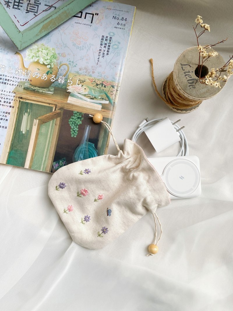 【芳小姐手作】刺繡小蝴蝶雙色小花棉麻隨身小物束口袋收納包 - 束口袋/束口背包/水桶包 - 棉．麻 多色