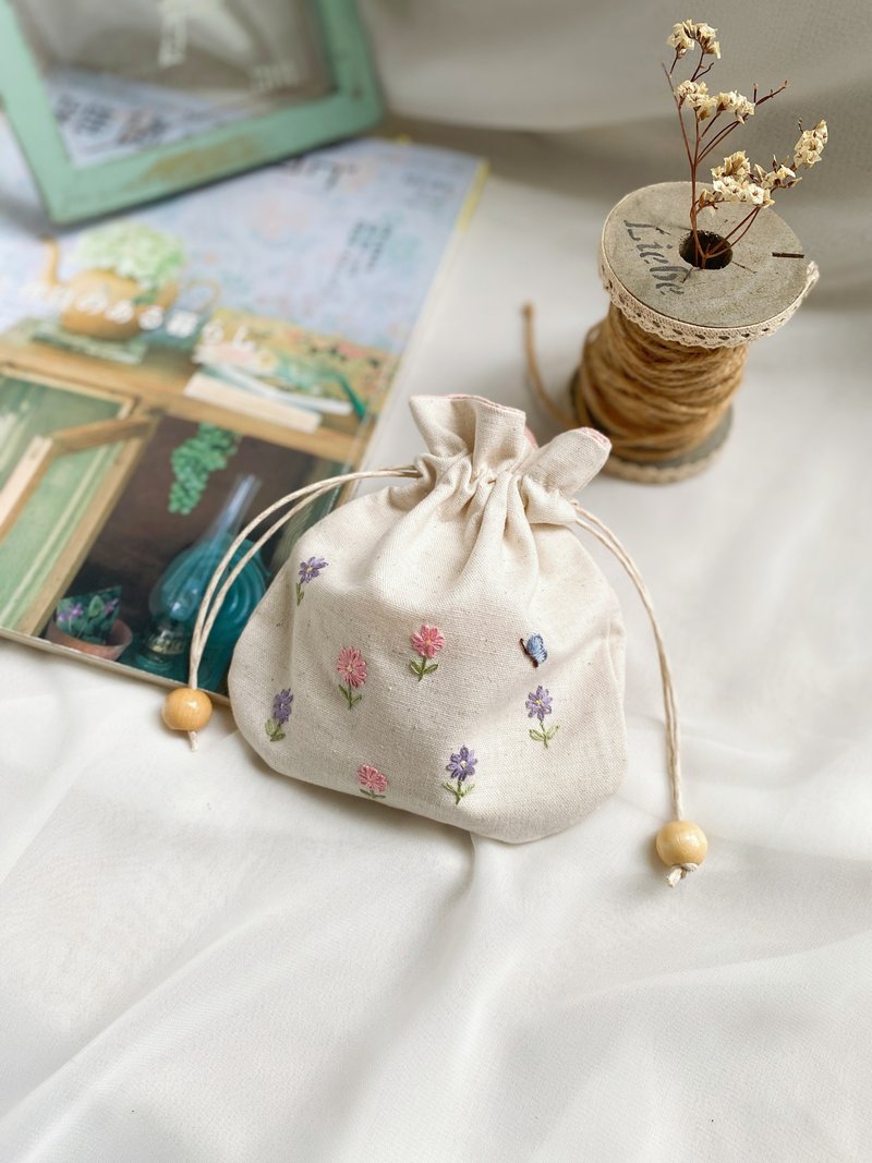 【芳小姐手作】刺繡小蝴蝶雙色小花棉麻隨身小物束口袋收納包 - 束口袋/束口背包/水桶包 - 棉．麻 多色