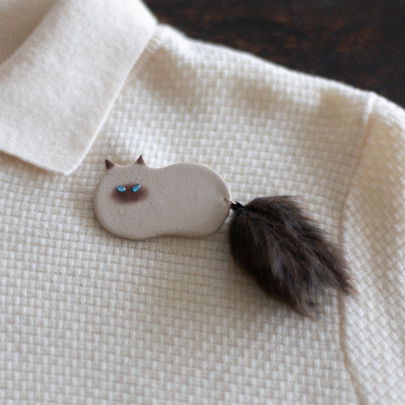 Fluffy tail cat brooch / Siamese - Brooches - Clay Brown