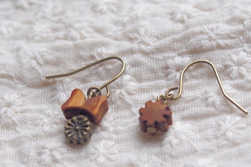 butterfly and daisy - Earrings & Clip-ons - Wood Brown