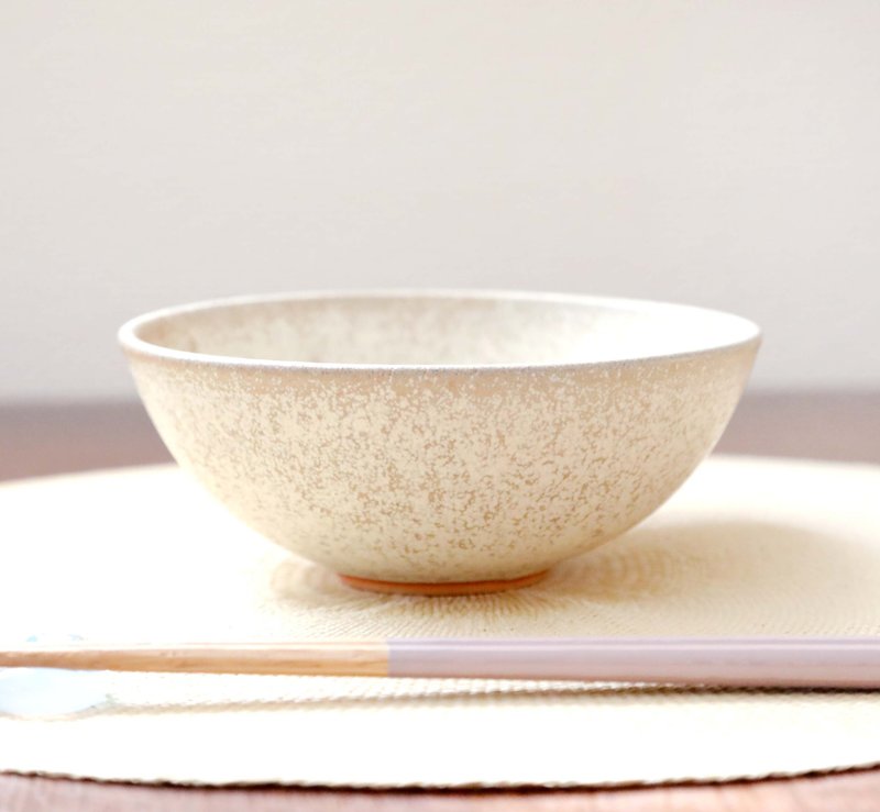 A large rice bowl with a crystalline glaze that exudes a fragrant earthen taste - ถ้วยชาม - ดินเผา สีกากี