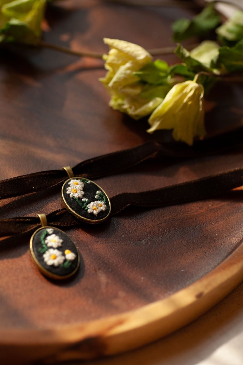 復古刺繡頸鏈| 3月誕生花 雛菊 - 項鍊 - 其他金屬 
