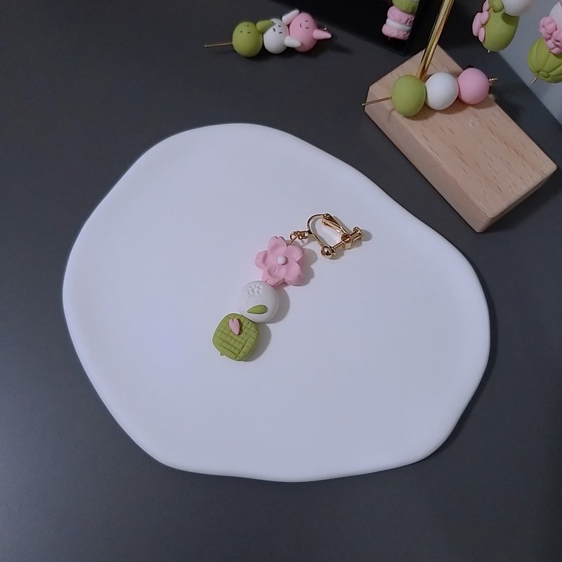 【Dessert Day - Tricolor Dango Ver.】Japanese sweets Style　handmade earrings - Earrings & Clip-ons - Clay Pink