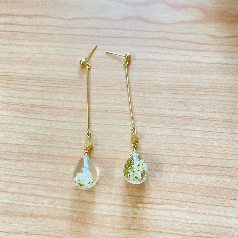 18K gold pressed flower resin small flower earrings - ต่างหู - โลหะ สีทอง
