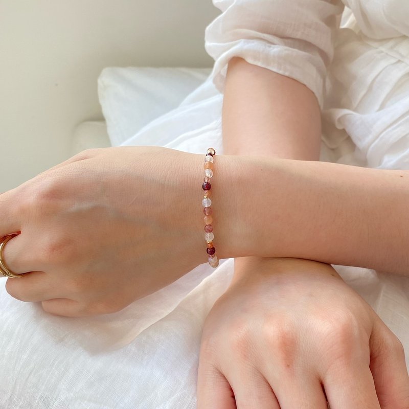 Sunset | Stone bracelet 14KGFx sun Stone x Stone x moonstone x strawberry crystal x white crystal - สร้อยข้อมือ - คริสตัล หลากหลายสี