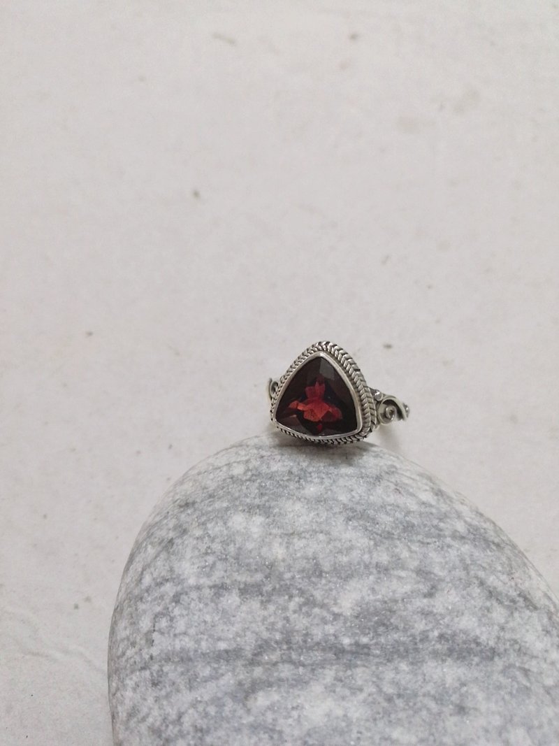 Garnet Finger Ring Handmade in Nepal 92.5% Silver - แหวนทั่วไป - เครื่องประดับพลอย 