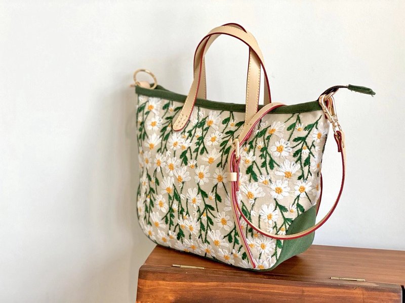 刺繡款小雛菊 U底手提包 - 手提包/手提袋 - 棉．麻 綠色