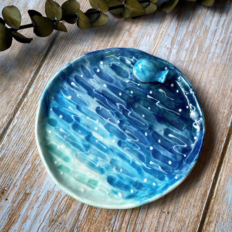 [Birthday Gift] Whale Wandering in the Sea (Large Plate) | Ceramic Card Writing - จานและถาด - เครื่องลายคราม สีน้ำเงิน