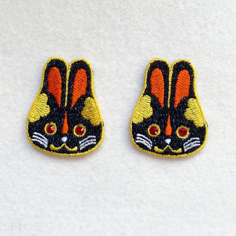 Charms Rabbit Embroidered badge　White - เข็มกลัด/พิน - งานปัก สีดำ