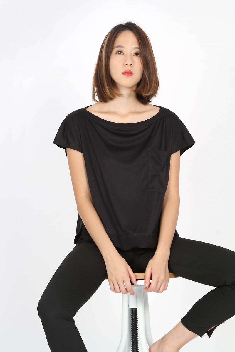 Ribbed Collar Side Slit Suction Row Shirt-Black - เสื้อยืดผู้หญิง - เส้นใยสังเคราะห์ สีดำ