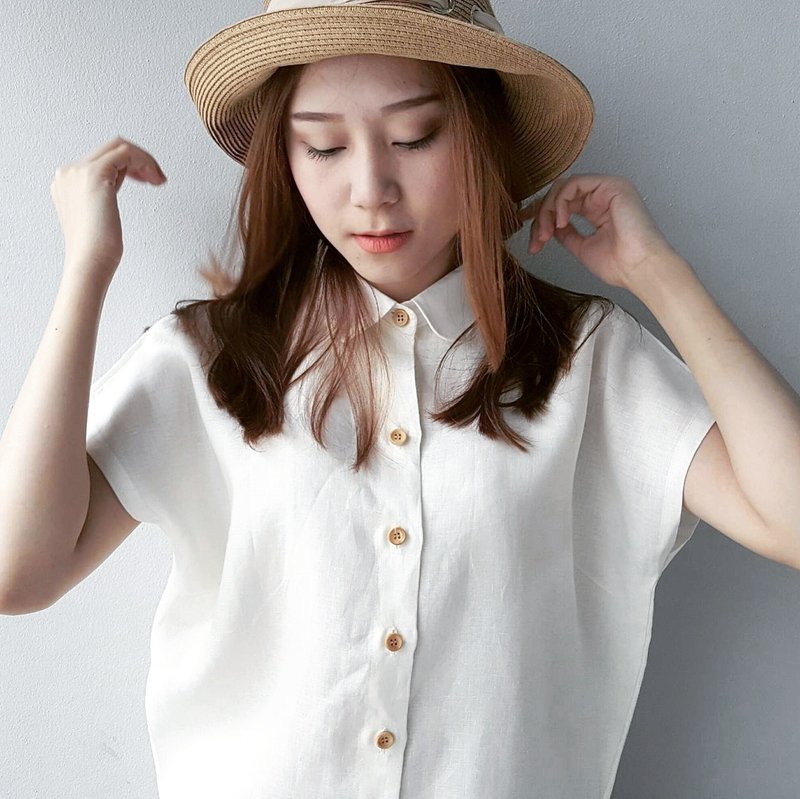 Linen Shirt with Wooden buttons (Short-sleeved)-White - 女上衣/長袖上衣 - 棉．麻 白色