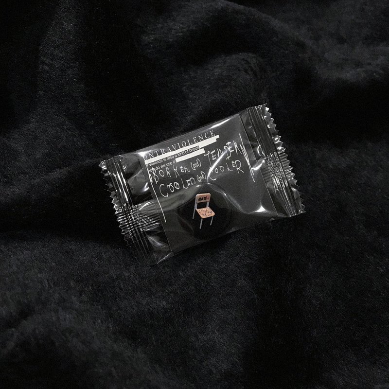 椅子徽章 ULTRAVIOLENCE CHAIR Pin - 徽章/別針 - 防水材質 黑色