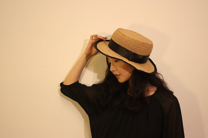 Leona hand-woven straw hat piping caramel grass color chokdee-muakdeedee - หมวก - วัสดุอื่นๆ สีกากี
