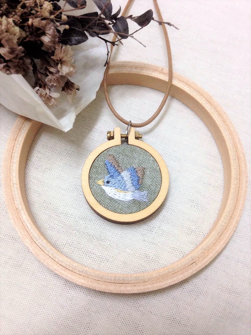 Mini Hand Embroidery - Free Wenlan Bird Necklace - สร้อยคอ - งานปัก หลากหลายสี