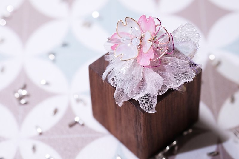 Blossom 粉櫻 手作樹脂飾品耳環 - 耳環/耳夾 - 塑膠 粉紅色