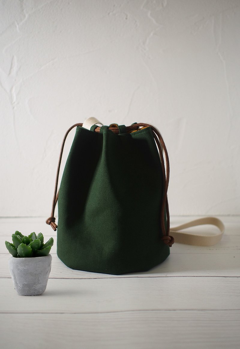 Fruit box series handbag / bucket bag / limited handmade bag / forest green / in stock - กระเป๋าแมสเซนเจอร์ - ผ้าฝ้าย/ผ้าลินิน สีเขียว