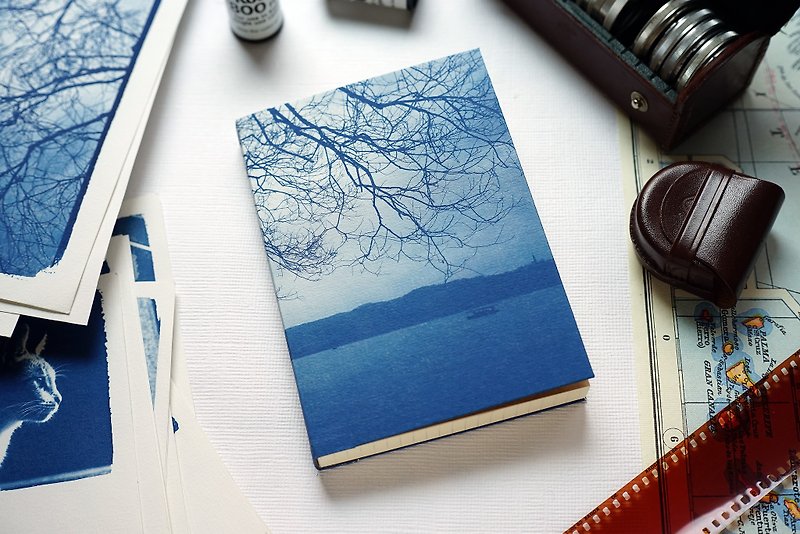 Hand-made blue notebooks-Strolling in the West Lake - สมุดบันทึก/สมุดปฏิทิน - กระดาษ สีน้ำเงิน