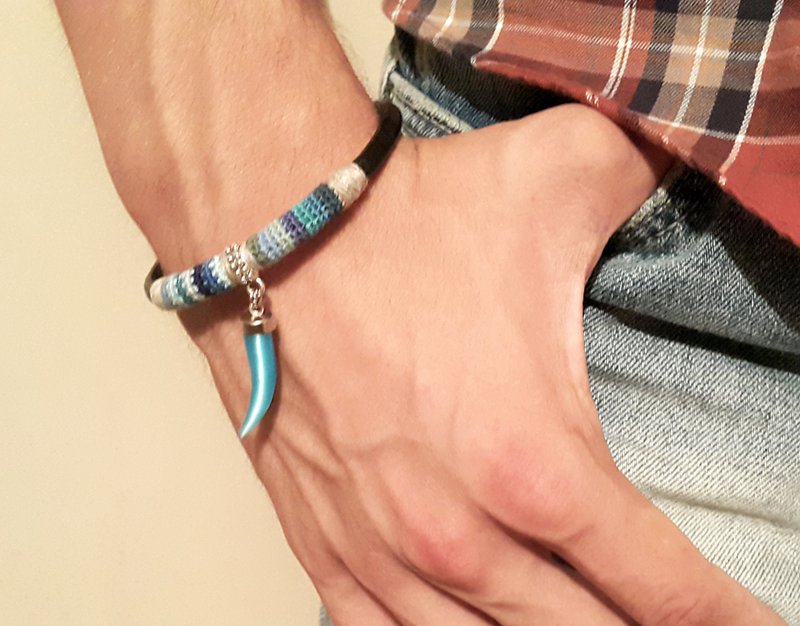 Leather and Crochet Bracelet For Men Blue Horn Charm, Gift For Man - สร้อยข้อมือ - หนังแท้ สีน้ำเงิน