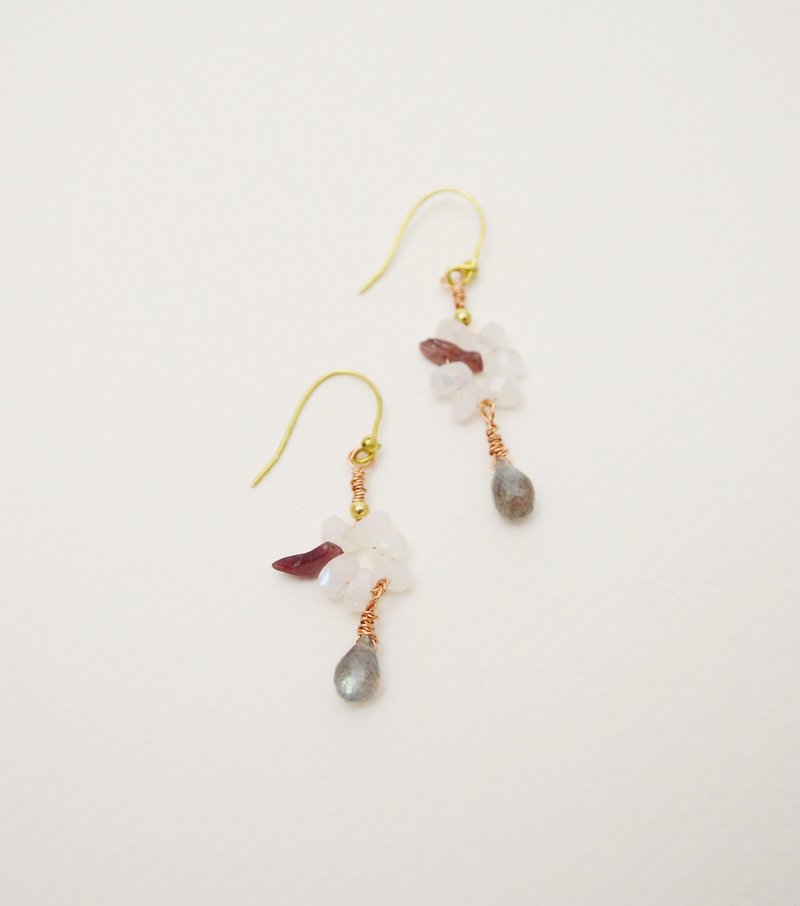 Untitled-Labradorite‧Moonstone‧Tourmaline‧Brass.Copper Drop Long Earrings - Earrings & Clip-ons - Copper & Brass Multicolor