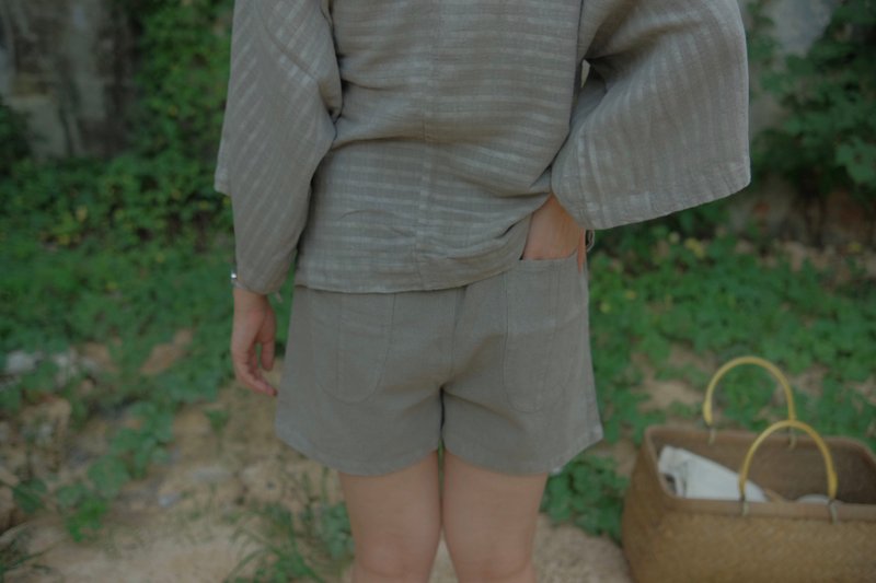Lower waste Shorts | Chiang Mai Cotton | Ebony Fruit Dyed - 女上衣/長袖上衣 - 棉．麻 白色