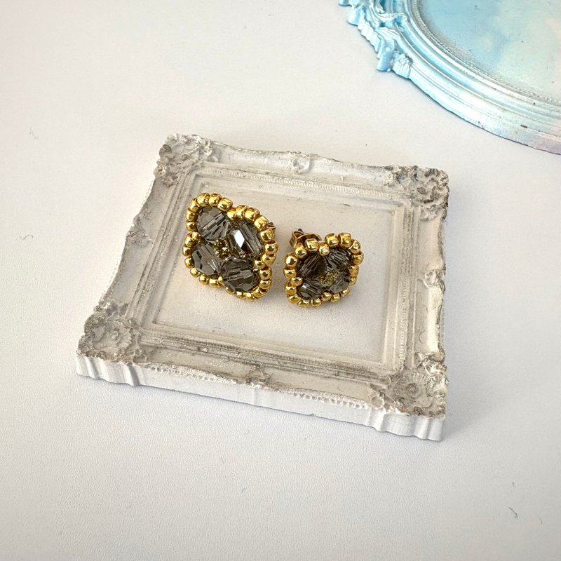 Clover Stud Earrings Crystal Handmade Beaded Jewelry 18K Gold Plated Elegance - 耳環/耳夾/耳骨夾 - 玻璃 灰色