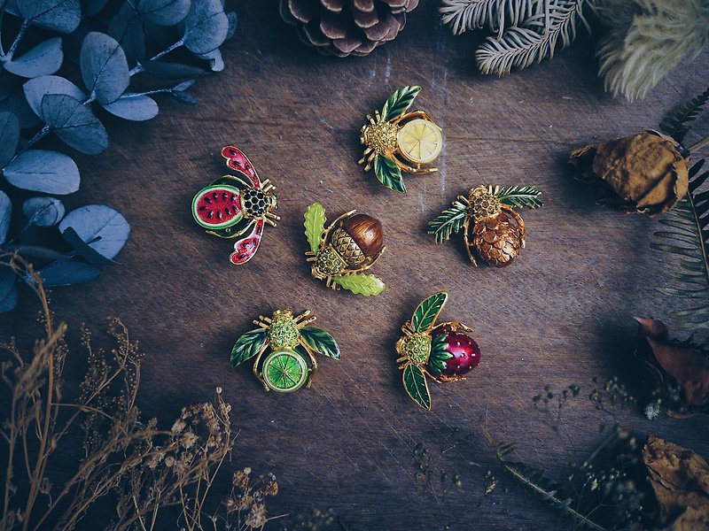 Joan Rivers Drag Bee Brooch_Fruits & Nuts・American Antique Jewelry - เข็มกลัด - โลหะ 