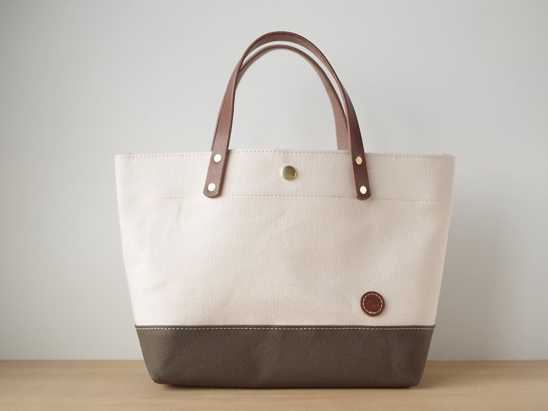 Leather handle canvas tote bag Genri x Olive - Handbags & Totes - Cotton & Hemp White