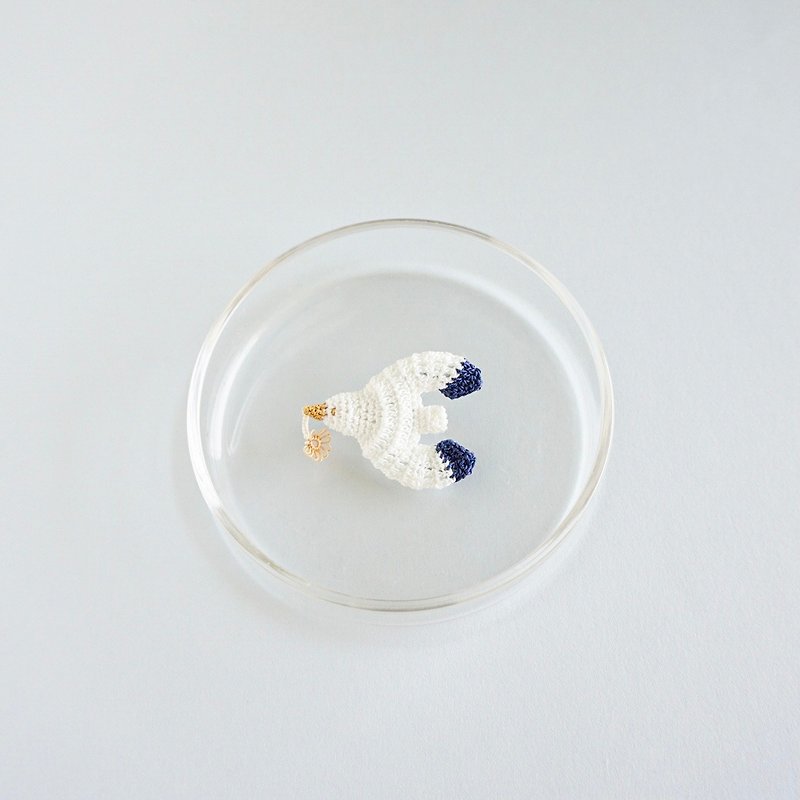 花を運ぶカモメ ブローチ　白×紺 - ブローチ - コットン・麻 ホワイト