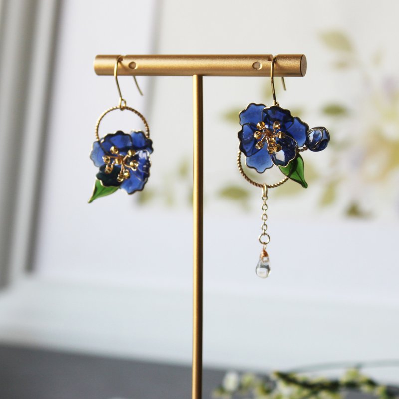 【山茶花不對稱耳環】 藍色山茶花耳環 手工銅線樹脂 耳環/耳夾 - 耳環/耳夾/耳骨夾 - 樹脂 藍色