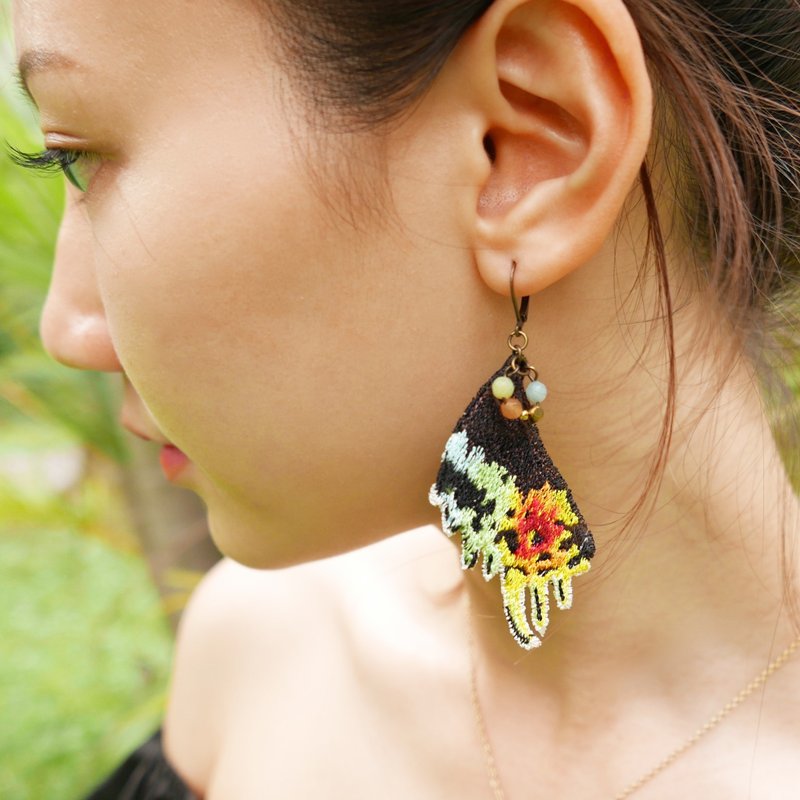 刺繡 蝴蝶 鳳尾耳環 / 彩燕蛾 Sunset Moth - 耳環/耳夾/耳骨夾 - 繡線 多色