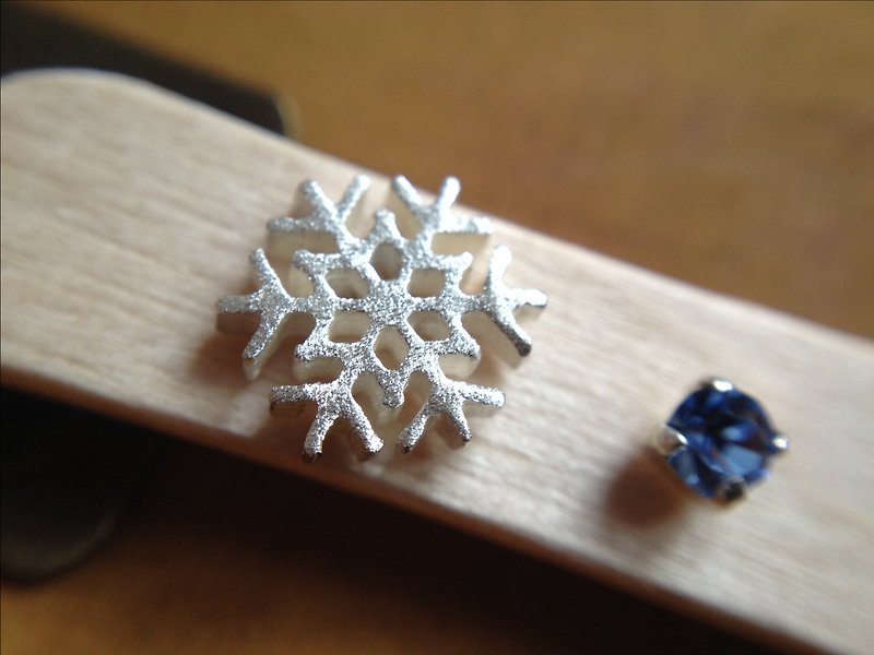 Mini Snowflake "Ice Crystal"-Ear Pin Set <Christmas Silver 925 Sterling Silver Earrings> - Earrings & Clip-ons - Other Metals Silver